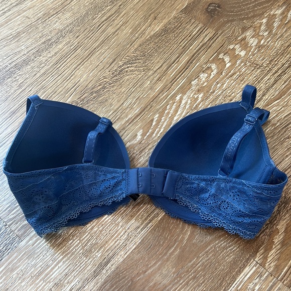 Like New Elle Macpherson cornflower blue underwire bra with lace - Picture 2 of 6
